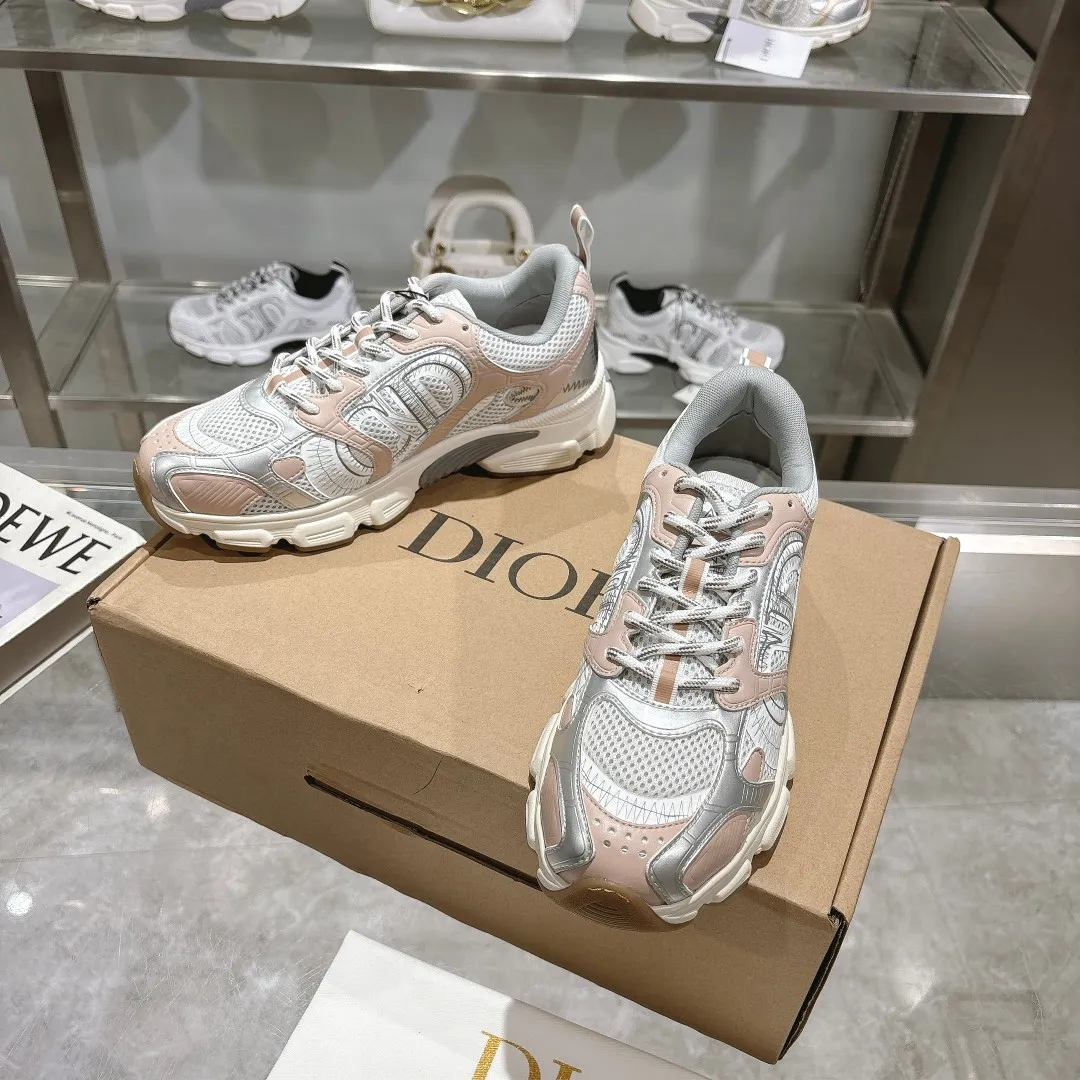 👟👟Ex-factory price 560👟👟 This Dior Chrono sneaker is a new product of the 2024 autumn ready-to-wear series, reinterpreting running shoes with Dior's high-end style. White mesh fabric is paired with nude and silver-toned laminated leather-effect panels, as well as CD logos on the sides, a star patch on the tongue and a Dior logo on the heel. Featuring tri-color laces, a lightweight sole and star embellishments for a casual look all year round. ✅Size: 35-40 ✅Packaging: With counter packaging and Dior outer box